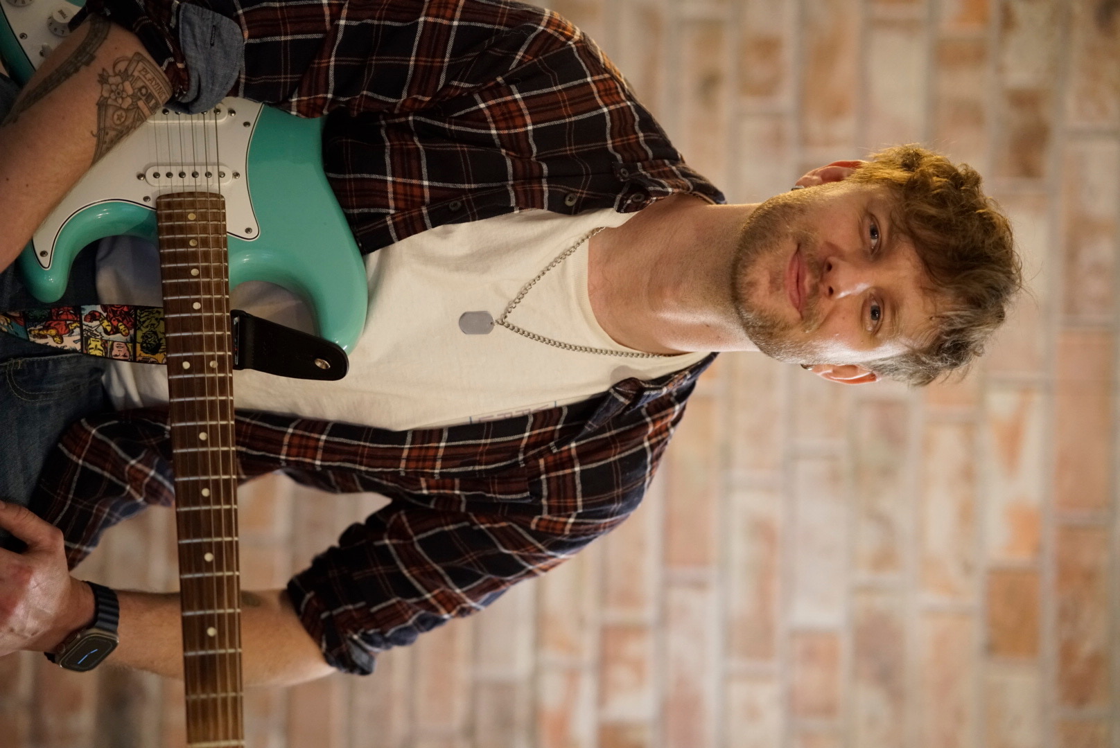 René Waamelink mit einer türkisfarbenen Gitarre